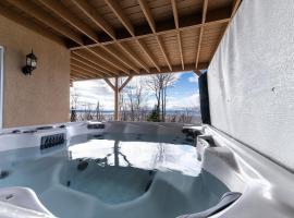 Condo 120B: Spacious, Spa, River Views，位于圣弗朗索瓦小河的分契式公寓