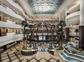 Mövenpick Grand Al Bustan，位于迪拜的酒店