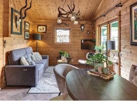 Finse Retreat met Haard & Bar aan Bos en Strand!，位于许尔斯霍斯特的酒店