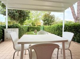 M272 - Marcelli, trilocale con giardino e posto auto，位于马瑟利的酒店