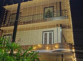 Vraj，位于加姆布的带热水浴缸的酒店