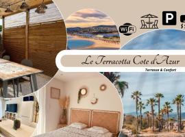 LE TERRACOTTA COTE D'AZUR - Proche PLAGE - Terrasse & Confort - CLIM - Parking et Wifi Gratuit- OFFRE SPECIALE，位于弗雷瑞斯的酒店