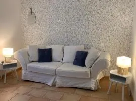 Chez Cathy et Loïc, suite dans maison provençale avec chambre , salon, salle de bain et WC privés