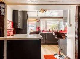 Character 2-Bed Cottage in Gloucester City