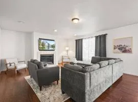 Spacious SIX Bedroom, Great Location