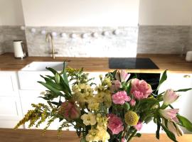 Entire Apartment in Pretty Coastal Village，位于库伯特的酒店