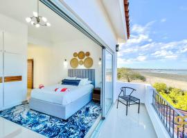 Beachfront Compound, Pool, BBQ, Best for Groups，位于El Centenario的酒店