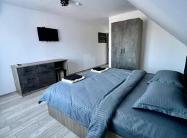 La Izvor Moinești, Cazare，位于Moineşti的酒店