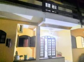 Casa amarela com fundos para seminário