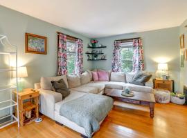 1 Mi to Dtwn Binghamton Pet-Friendly Home with Deck，位于宾厄姆顿的酒店