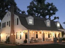 Grand Wine Country 6BR Retreat Hot Tub & Views，位于San Martin的酒店