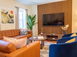 Downtown Albany, Hot Tub, Game Room, eV Charger，位于奥尔巴尼的酒店