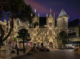 岘港法国村巴纳山美居酒店，位于岘港的带停车场的酒店