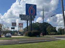 Motel 6 - McComb, MS，位于麦库姆的酒店