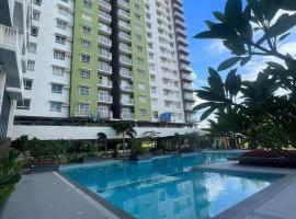 Cozy Studio near Roxas Night Market with Fast WiFi and Netflix，位于达沃市的带停车场的酒店