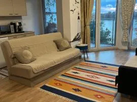 Kawalerka z widokiem na jezioro