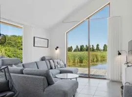 Lakefront Luxury Holiday Retreat With Cozy Loft