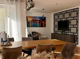 AMAO Pearl - Rollstuhlgerechte Suite - 94 qm - Balkon & Tiefgarage - Aufzug - Nähe Messe - bis 10 Pers 2Whg