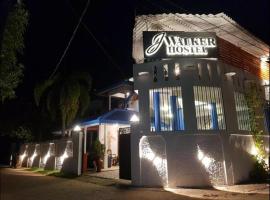 J Walker Hostel，位于韦利格默的带停车场的酒店