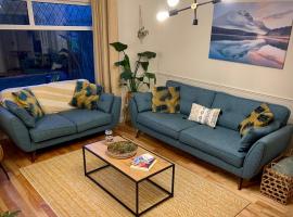 Spacious Private Home and Plant Paradise in Limerick City，位于利默里克的酒店