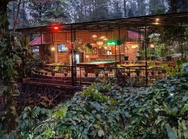 The Pinewood Lodge and Organic Farm，位于Paragajen的酒店
