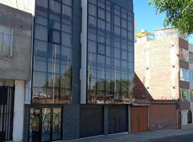 Hospedaje "Residencial Aeropuerto" en Arequipa, Per&uacute;，位于Zamacola的带热水浴缸的酒店