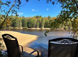 Chalet La Conception - Bord de Rivière，位于La Conception的酒店