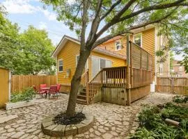 Spacious 8 bed stay - HOT TUB, Patio, fireplace, 3 full bathrooms private home in Moncton