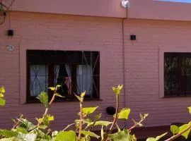 CASA SOL, encantadora y espaciosa casa a dos cuadras de la Laguna, con pileta y parque en Complejo El Solcito