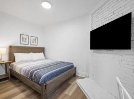 Pittsburgh Shadyside 3B Modern and Cozy Private Bedroom with Shared Bathroom，位于匹兹堡的酒店