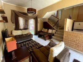 98. Charming 2BR Townhouse，位于Sheikh Zayed的木屋