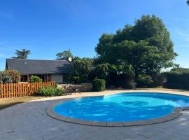 3 self-contained gites with pool and games room，位于Saint-Georges-de-Noisné的酒店