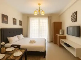 Luxury poolview condo with pool access!