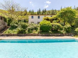 Stylish villa with large pool and stunning views，位于奥拉尔盖的酒店