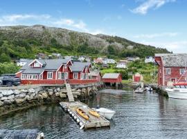 Gorgeous Home In Leinøy With House Sea View，位于Fosnavåg的酒店