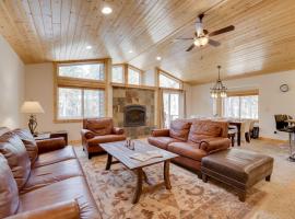 Near Donner Lake & Skiing: Soda Springs Cabin!，位于Soda Springs的酒店