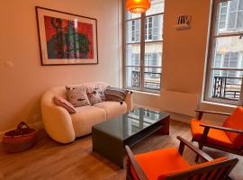 Appartement de charme en plein cœur du centre historique - Parking Public Gratuit -，位于阿瓦隆的酒店