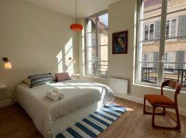 Appartement de charme en plein c&oelig;ur du centre historique - Parking Public Gratuit -，位于阿瓦隆的自助式住宿