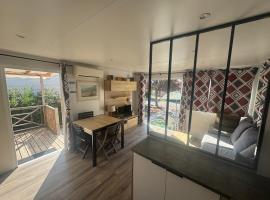 SERENITY 565 au Lac Des Rêves-camping 4 étoiles-mobil home 3ch-6pl-clim-sdb- wc séparé-au calme, belle vue sur le lac, sans vis à vis，位于拉特斯的酒店