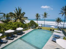 Nyuh Lengkong Beachfront Villa with Kitchen near Tanah Lot，位于Krambitan的酒店