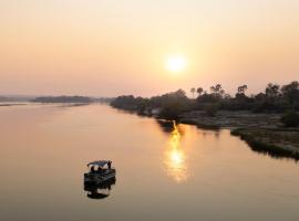 Zambezi Dusk River Facing-all inclusive-Luxury Accommodation，位于利文斯顿的酒店