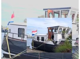 B&B Teddy "Prachtig authentiek woonschip uit 1912, 15 minuten van Amsterdam"