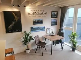 Kiwiana Art apartment , near city and Queens Park