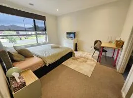 Private Ensuite - Homestay near the Airport