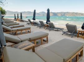 Mowies On The Beach，位于吉利阿尔的带停车场的酒店