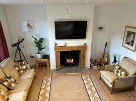 Kielder Northumberland - Beautiful Spacious House Overlooking Village, Next to Observatory, Forrest , Reservoir and all attractions，位于基尔德村的酒店