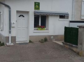 Charmant Gîte Moderne avec Terrasse, Proche Épinal & Nancy, Idéal pour Motards & Randonnées - FR-1-589-262，位于万塞的酒店