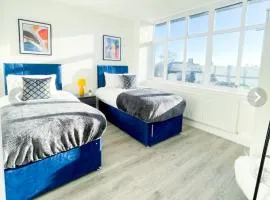 The Felix Apartments - 3 Bedrooms - FREE Parking - Close to train station