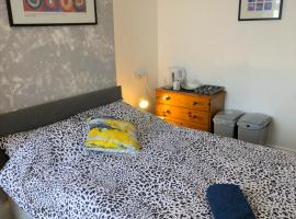 City Vacations Kettering free WiFi for ' Short & Long stays ' Shared bathroom & Shared Kitchen Double room Deals on longer regular stays，位于凯特林的酒店