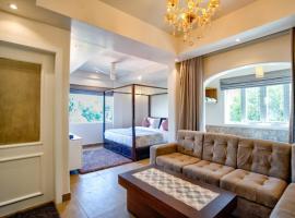 Hotel Pajaros Blu，位于卡兰古特的带泳池的酒店